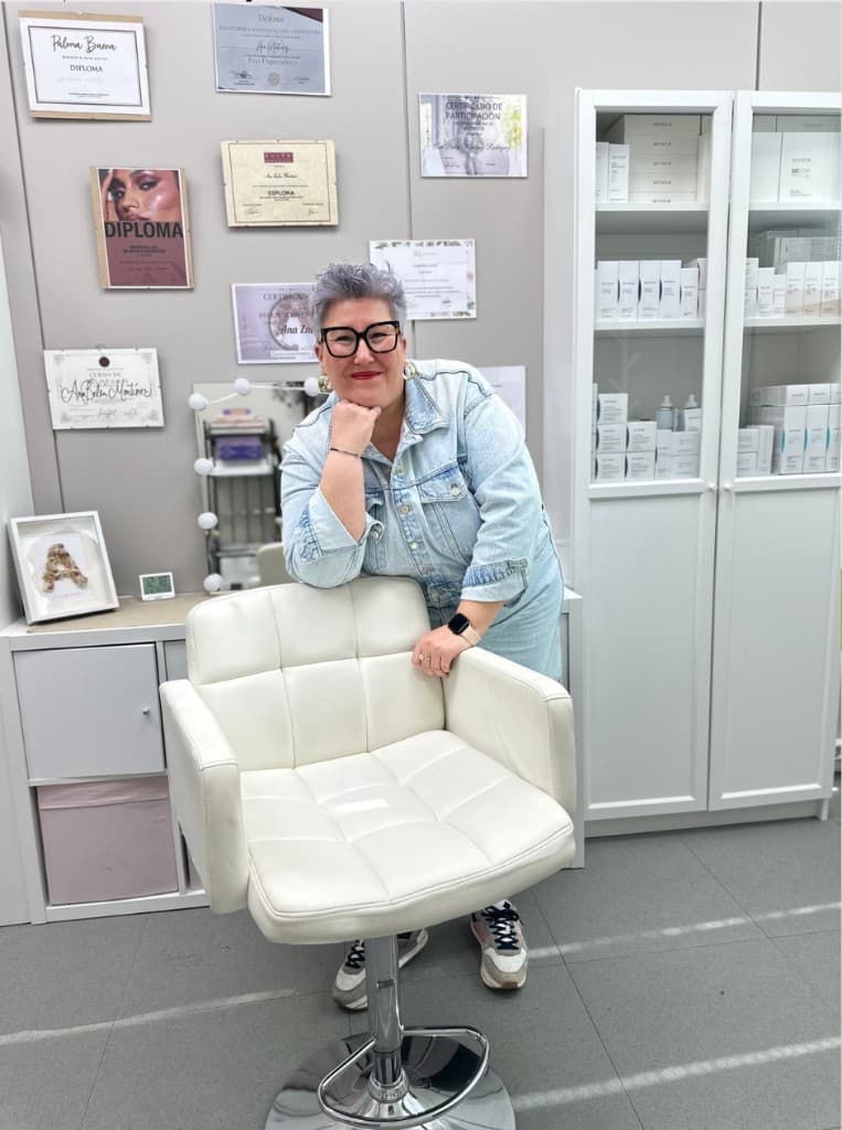 Ana Zarza, estilista de Many Makeups, en su estudio de Nules